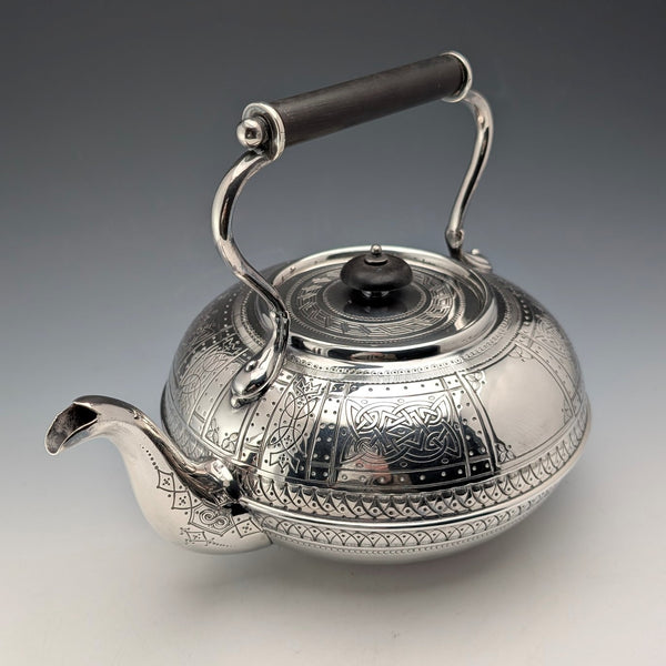 帶有凱爾特雕刻的古董英國鍍銀茶壺